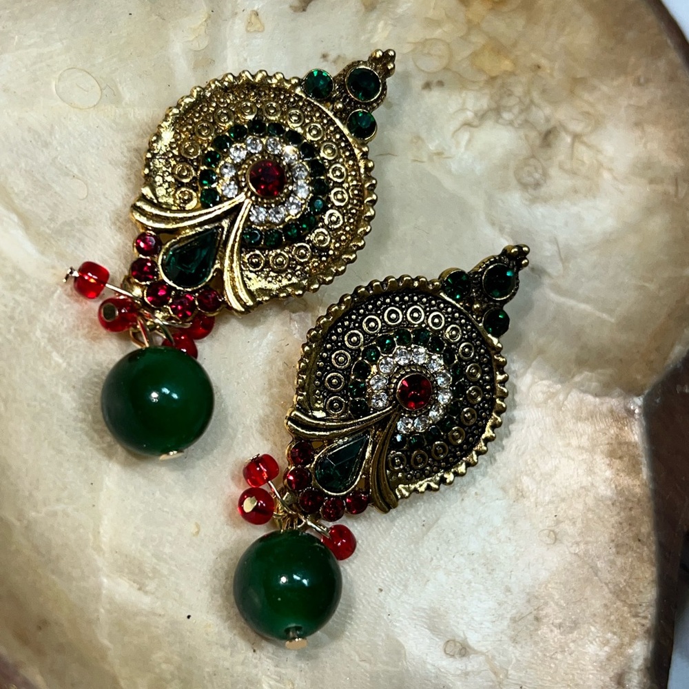 Elegant Gold‎ and Green Earrings - Picture 4 of 7